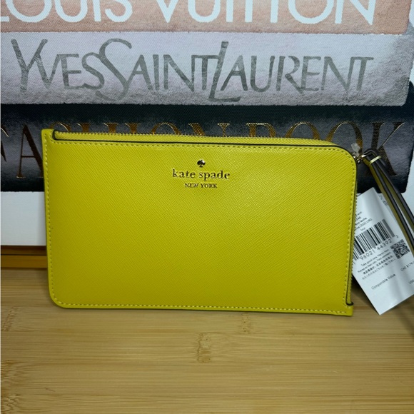 Kate Spade Kate Spade Lucy Medium L-Zip Saffiano Leather Wristlet in LIME SLICE - Picture 1 of 4